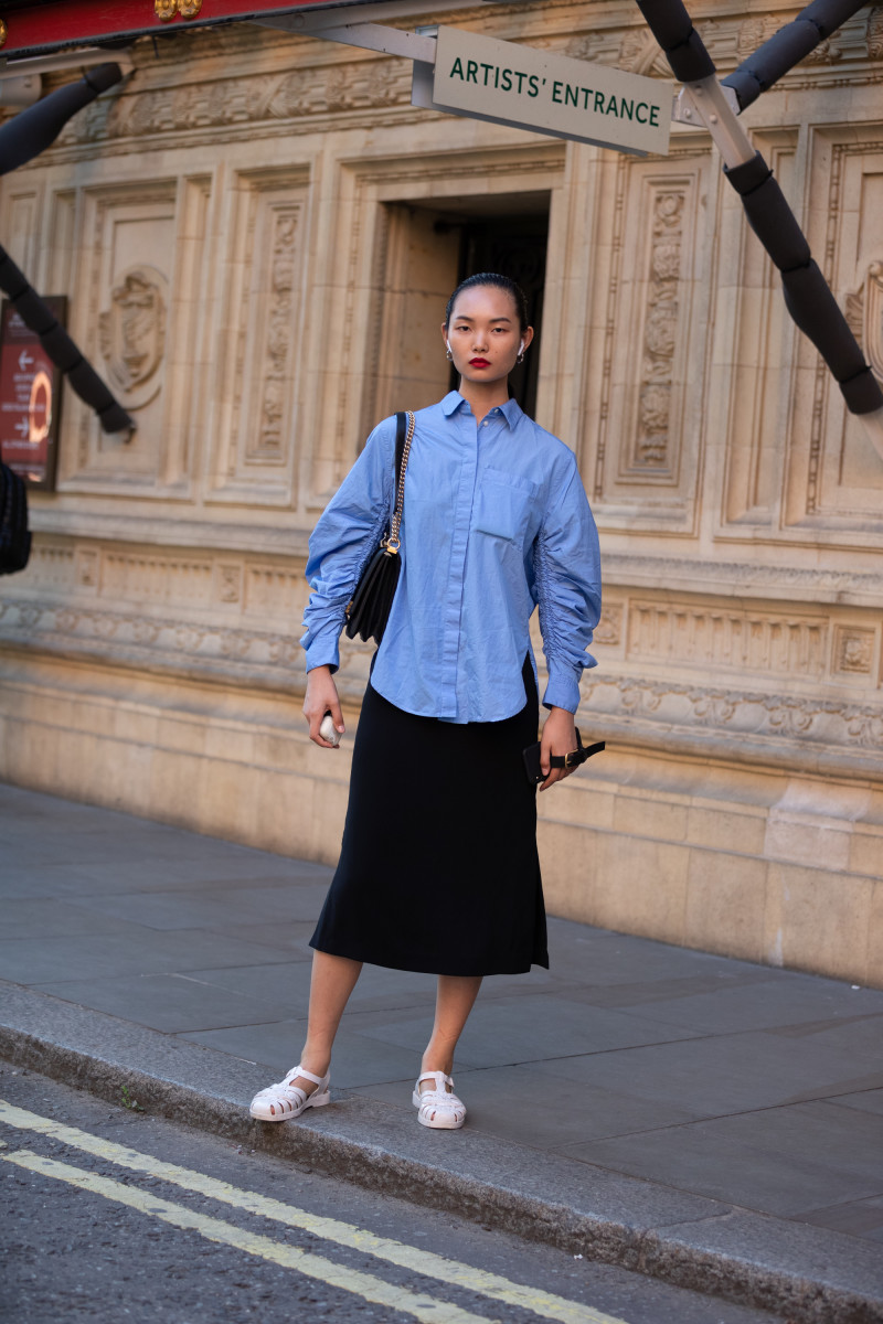 https://fashionista.com/.image/t_share/MTgwNTAzNzMyMzYwODQ4ODU3/model-ling-chen-during-london-fashion-week-september-2019.jpg