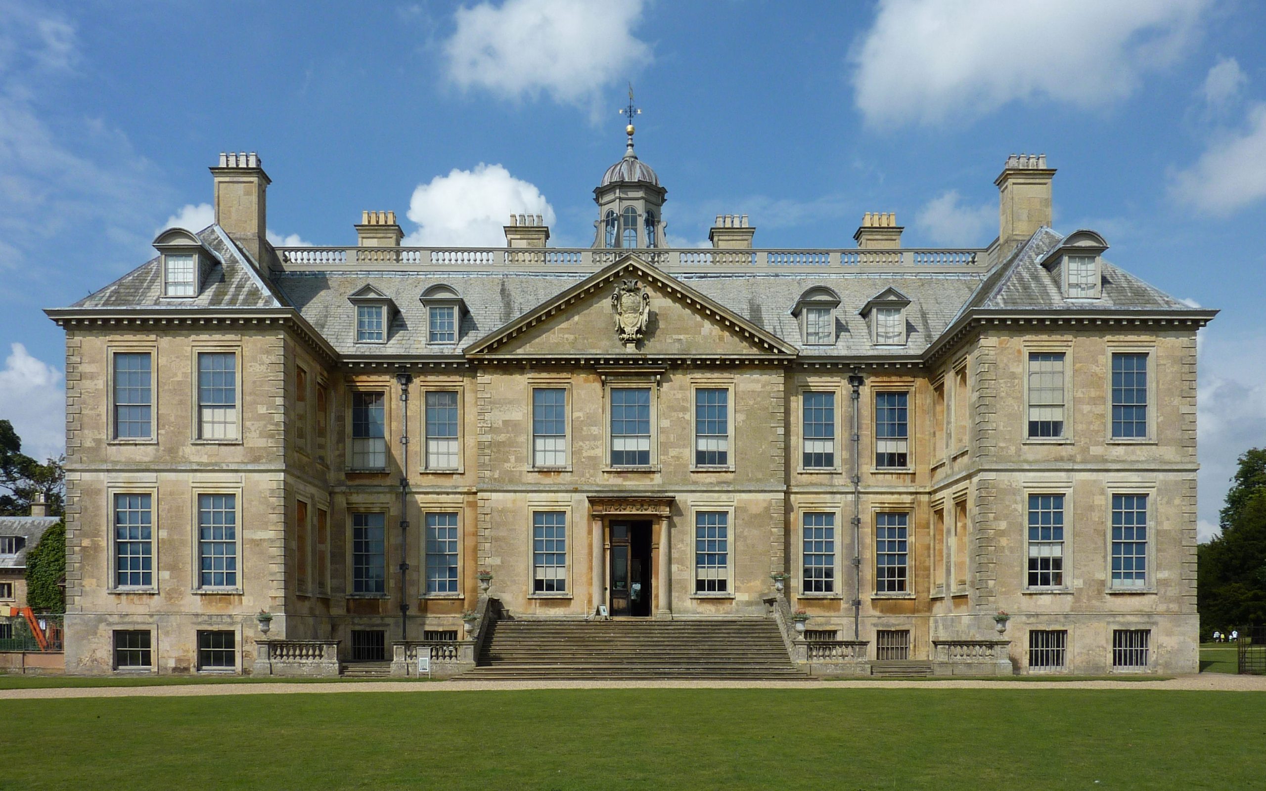 https://upload.wikimedia.org/wikipedia/commons/c/ca/Belton_House_South_Elevation.jpg