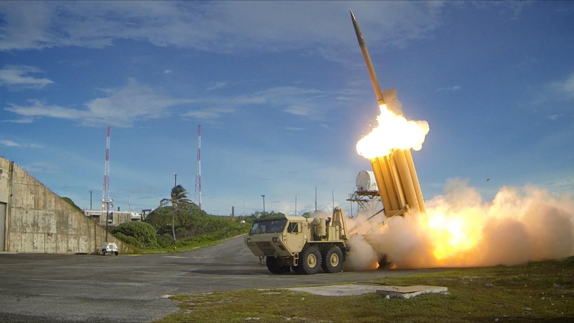https://upload.wikimedia.org/wikipedia/commons/4/45/The_first_of_two_Terminal_High_Altitude_Area_Defense_%28THAAD%29_interceptors_is_launched_during_a_successful_intercept_test_-_US_Army.jpg